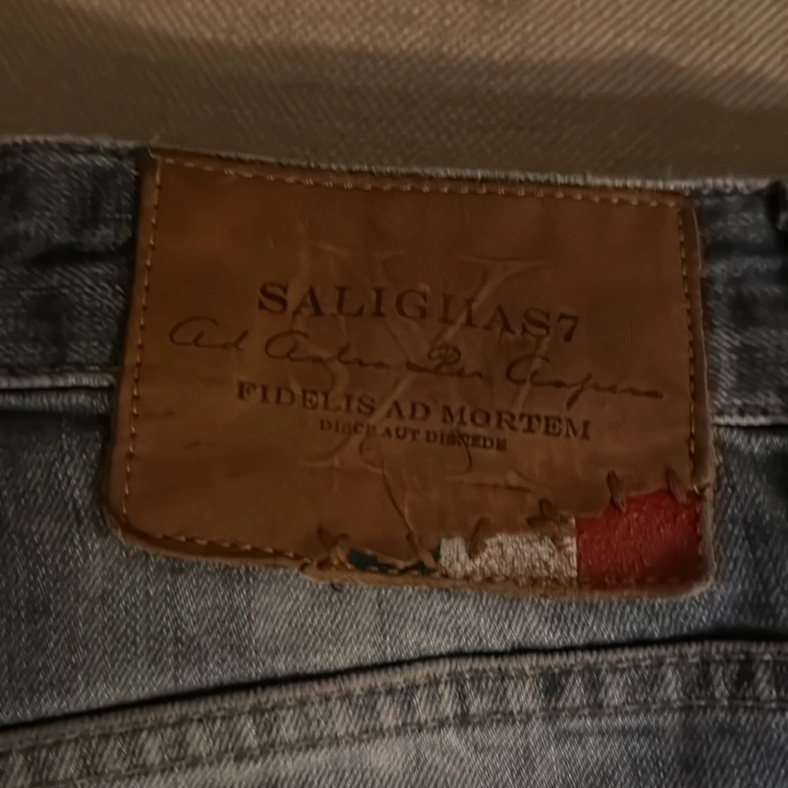 Blå slitna jeans från Saliglias7 - 2