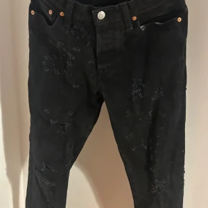 Levis jeans  - Tjena, säljer nu minna Levis jeans dom är gjorda med egna styng för att få lite vintage look. Dom passar folk som är 165-175cm