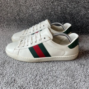 Gucci Skor  - ‼️VI TAR EJ BYTEN‼️Gucci Ace Skor | Skick: 8/10 | Storlek 5,5 motsvarar 39,5-40 EU | ingår box vid köp. | Fraktar inom 24H efter köp på köparens bekostnad 📦💨 | Hör av dig vid minsta fråga eller fundering 💭