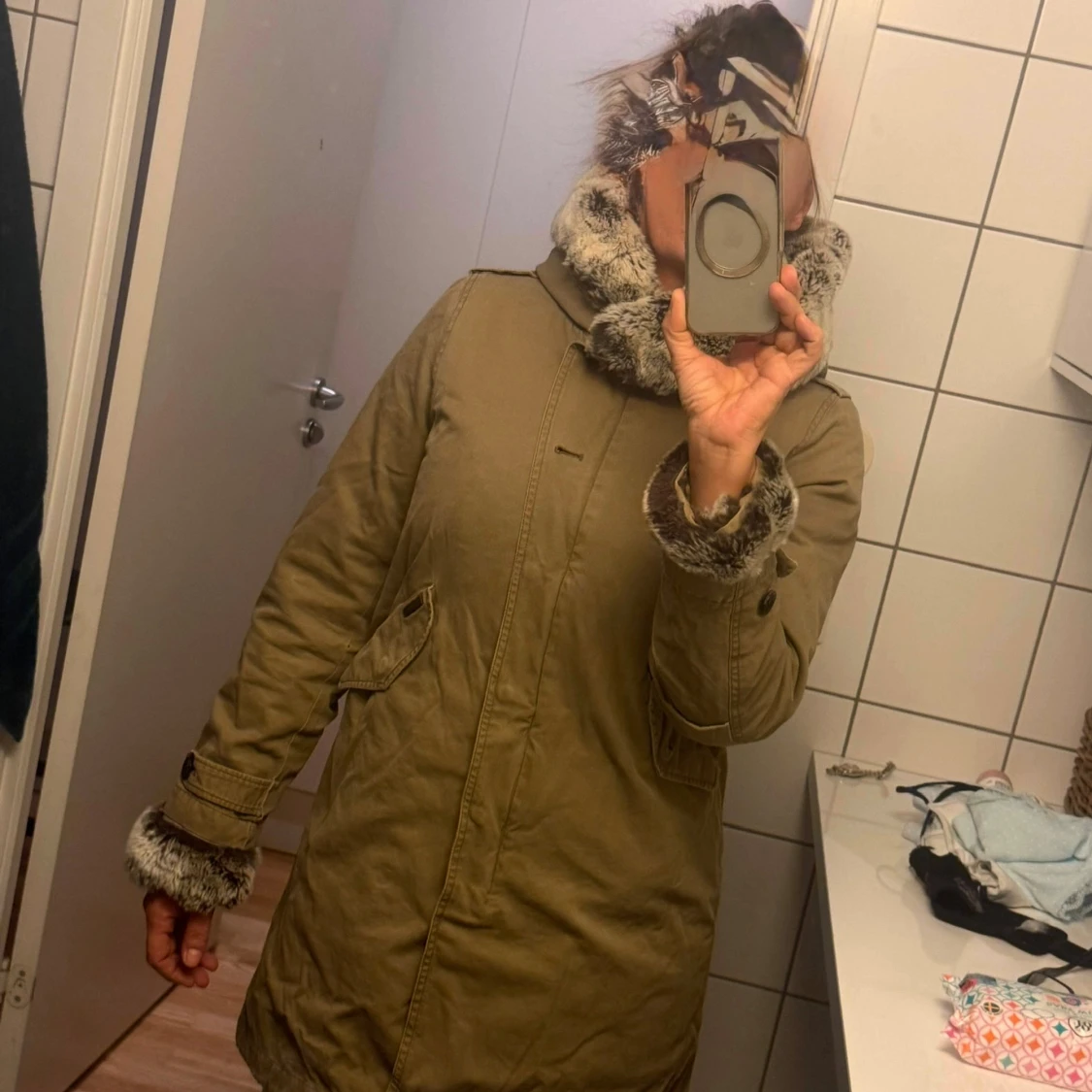 Beige parkajacka med fuskpäls - 3