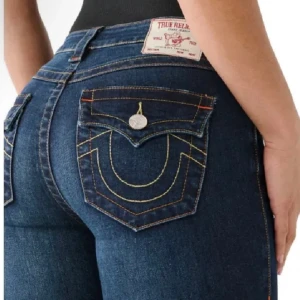 Äkta True Religion Jeans  - Äkta jeans från True religion. Modell Becca Mid Rise. Flare. Jättefin mörkblå färg. Används endast en gång då dom var för stora. 