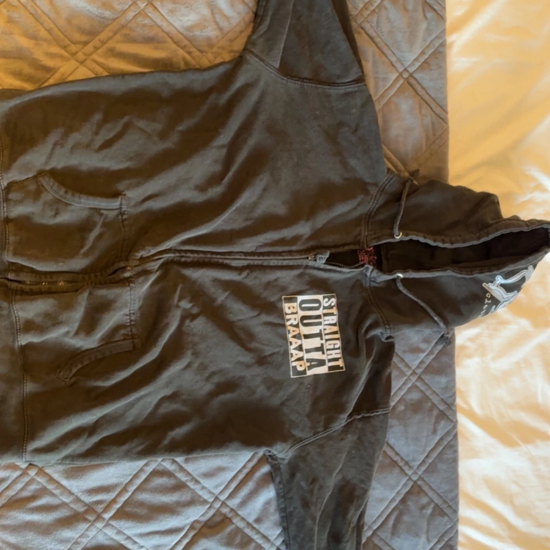 Svart hoodie Straight Outta Braaap - 1