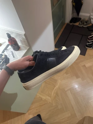 Svarta Tom Ford sneakers i mocka - Ett par mörk blåa Tom Ford Cambridge sneakers i väldigt bra skick, använt ett fåtal gånger. Brukar vara en ganska så sällsynt sko, framför allt i storlek 42-45.