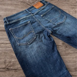 Jack & Jones Tapered Mike Jeans - Jack & Jones jeans i storlek 30/32. Använda ett par gånger men ändå i mycket bra skick. Har du frågor så är det bara att höra av sig. Pris kan diskuteras🤝