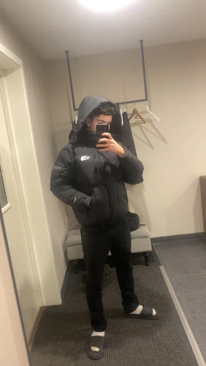 Svart dunjacka från The North Face - Säljer en svart dunjacka från The North Face med avtagbara ärmar och huva. Jackan är en limitied edition explore jacka 