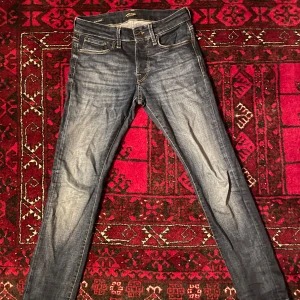 Blåa Jack&Jones jeans slim/glenn - Blåa Jack&Jones jeans slim/glenn i bra skick. Inga  större defekter. Tecken på användning. 