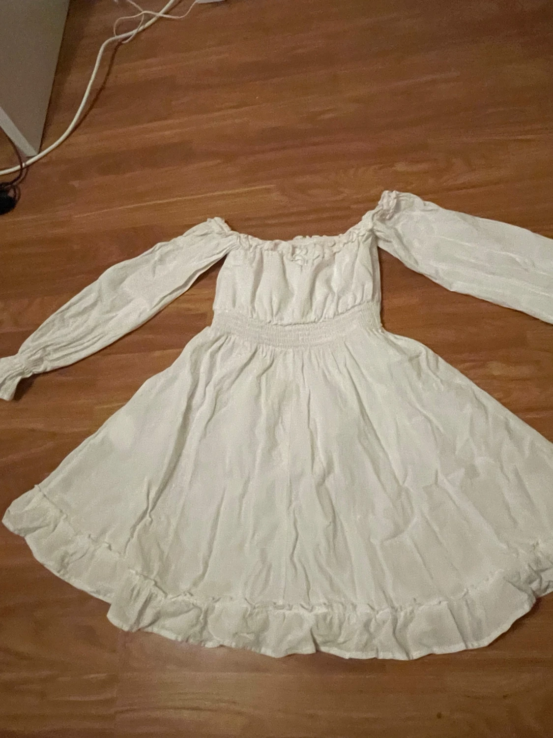 Vit offshoulder klänning från Amisu