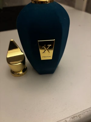 Xerjoff Erba Pura Parfymflaska - Snygg parfymflaska från Xerjoff med lyxig design och gulddetaljer. Perfekt för dig som vill sticka ut med din stil. Namnet 'Erba Pura' syns tydligt på flaskan.lite dåliga bilder för mer bilder skriv bara OBS INGEN BOX!!!