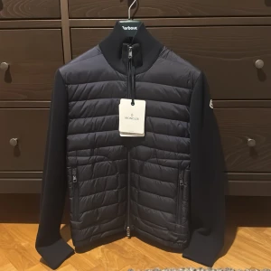 Moncler Tricot Cardigan Navy small - Väldigt fint skick. Kvitto medföljer 