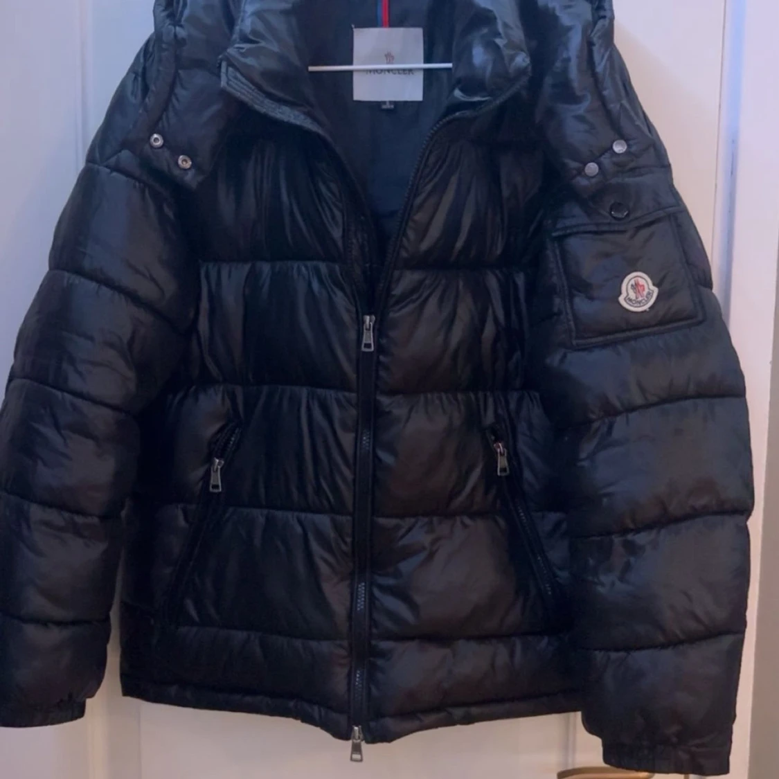 Svart Moncler pufferjacka med huva