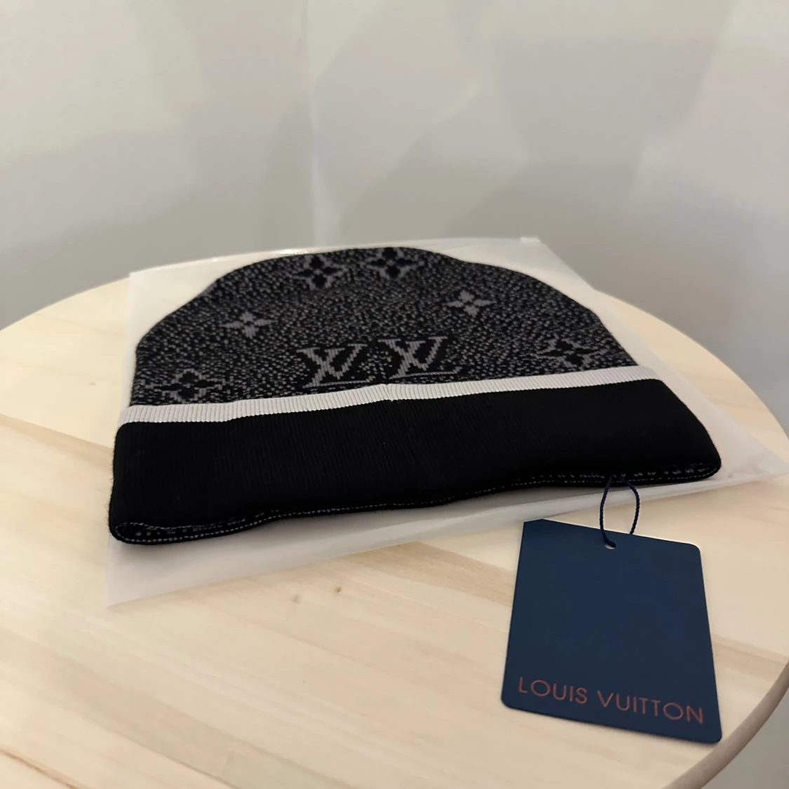 Svart L och V mössa med logga - 2