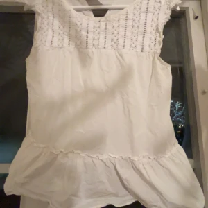 Vit topp - Helt intill oanvänd topp från hm, säljer då den inte kommer till användning 