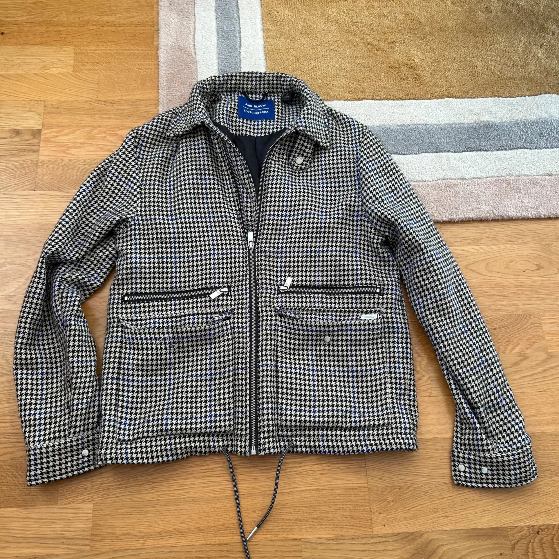 Hundtandsmönstrat jacka från Scotch and Soda - 1