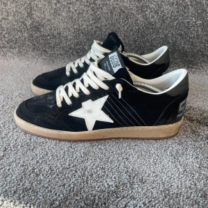Golden Goose Skor  - ‼️VI TAR EJ BYTEN‼️Golden Goose “Ballatar” sneaker | Skick: 9/10 | Storlek 40 | ingår enbart skorna vid köp, finns digitalt kvitto. | Fraktar inom 24H efter köp på köparens bekostnad 📦💨 | Hör av dig vid minsta fråga eller fundering 💭