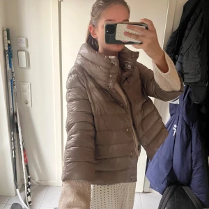 herno jacka  - herno jacka i 42it, beige och i jättefint skick! Modellen är 170 och bär oftast 34/36 !🥰🥰passar också xs skulle jag säga 