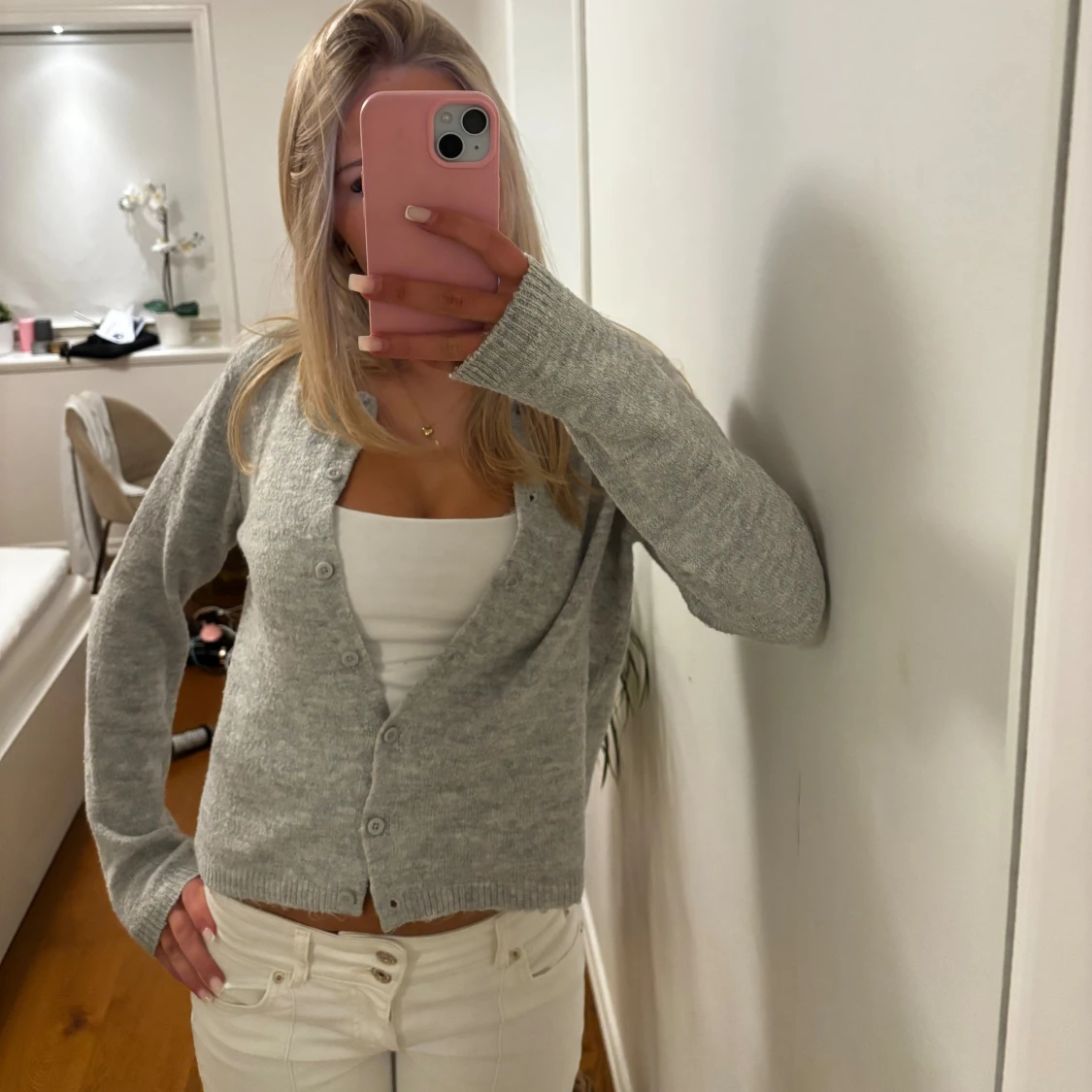 Ljusgrå stickad kofta med knappar