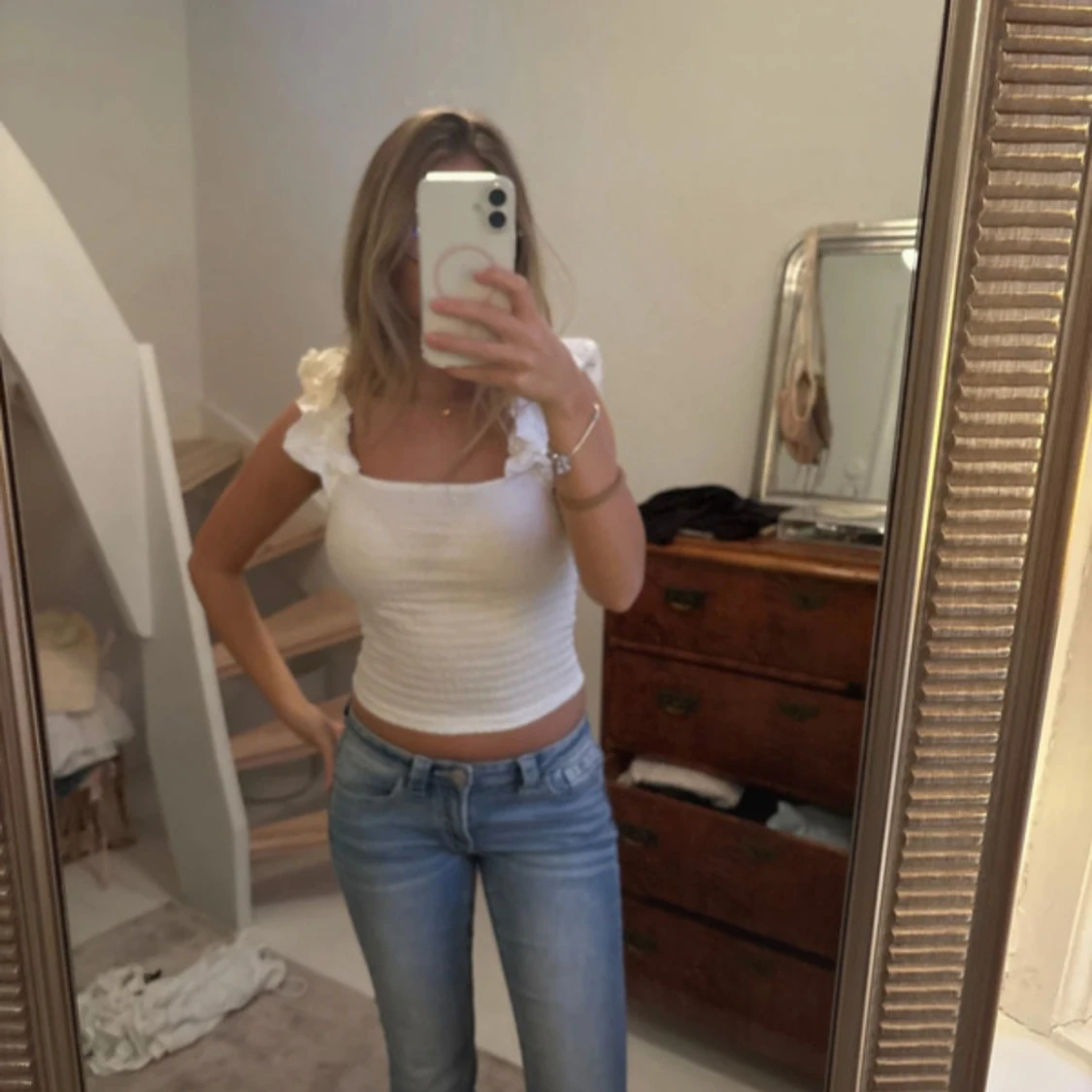 Vit croppad linnetopp med volang - 1