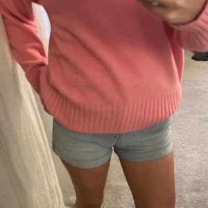 Ljusblå denimshorts med hög midja - Säljer ett par ljusblå denimshorts med hög midja och klassisk femficksdesign. Shortsen har en snygg, normal passform. Perfekta för varma sommardagar och har en enkel, tidlös look.