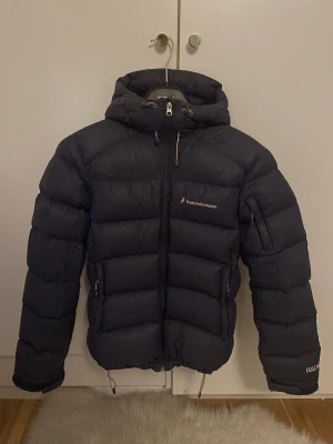Mörkblå peak performance vinter jacka  - Säljer dunjackan då den är för stor för mig. Jättevarm perfekt för vintern och är i god skick! 