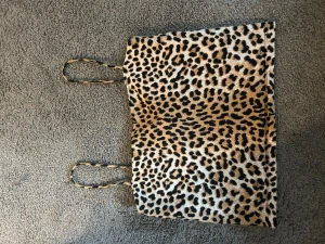 Linnetoppar, leopard, beige och röd - 50kr st🩷