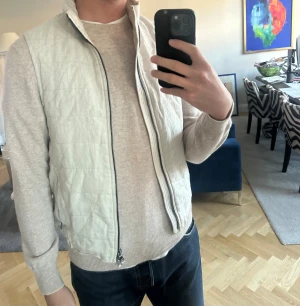 Vit/beige linneväst från Oscar jacobsson - En vit/beige linne väst ifrån Oscar Jacobsson i väldigt bra skick. Knappt använd då den är köpt i fel storlek.