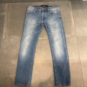 Jacob Cohen 622  - Hola👋• Säljer dessa riktigt snygga och riktigt sällsynta Jacob cohen 622 jeans (det mer slimmade hållet)• Storlek 32• Riktigt snygga slitningar som är från fabrik• Pris 920kr• Bild 4 lite skadad Jacob cohen märke där bak men inget man märker av om man inte kolla nära• Priset är ej hugget i sten kom till pm för fler frågor• Caio 👋
