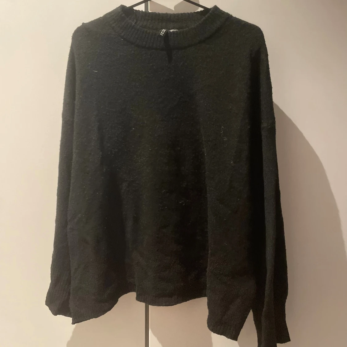 Svart stickad tröja med rund hals