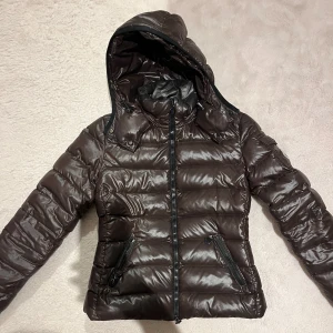 Moncler jacka - Brun Moncler jacka dam i storlek 1