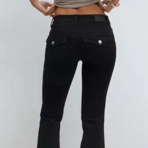 Svarta bootcut jeans från Perfect Jeans - Snygga svarta jeans från Perfect Jeans med bootcut passform och hög midja. Jeansen har klassiska fem fickor, varav bakfickorna har lock och silverfärgade knappar. Materialet är stretchigt jeans och de har bälteshällor och dragkedja fram. Säljes då dom är för små☺️