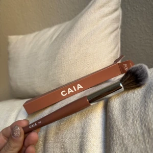 CAIA F09 sminkborste i brun - Sminkborste från CAIA, modell F09. Helt ny, aldrig använd.😍