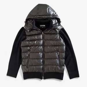 CEVIOR TORINO CARDIGAN - Jackan säljs av företaget CEVIOR - Du hittar mer på www.cevior.com Levereras helt ny från förpackning, avtagbar luva. Perfekt inför vintern. Fast pris, ej förhandlingsbart.