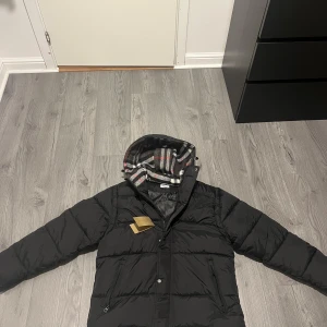 Svart Burberry jacka - Hej jag har valt att sälja min Burberry jacka då den är för stor för mig. Jackan är i storlek L men passar även XL. Jackan har bara testats så den är i perfekt skick. Priset går att diskutera!😁