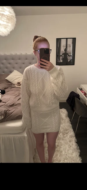 Vit stickat set från BikBok XS - Supermysig vit stickad tröja från BikBok i storlek XS. Perfekt till julafton 