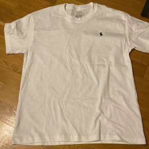 Vit t-shirt Polo Ralph Lauren slim fit - Vit t-shirt från Ralph Lauren med klassisk rund hals och korta ärmar. Slim fit-modell, passar någon som är 175-180cm lång. 