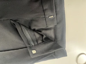 Svarta kostymbyxor från Kappahl - Säljer ett par svarta kostymbyxor som är sköna,bekväma och snygga. De har ett hål i ena fickan men man ser inte det. Den har dold dragkedja och knapp. 