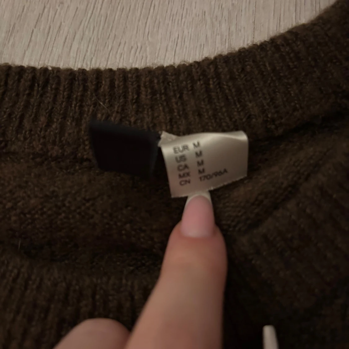 Brun stickad tröja i storlek M - 1