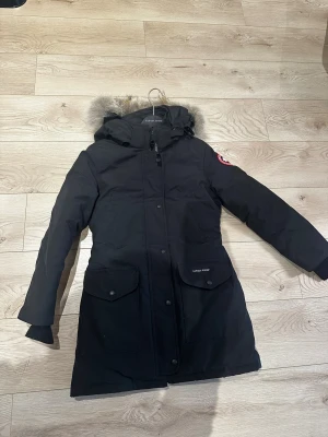 Canada Goose Trillium jacka dam - Canada Goose jacka dam i modellen Trillium Parka. Nyskick. Använd endast 1 vinter. Inga tecken på slitage eller användning. Nypris 17 450 kr. 