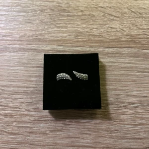 Silver ring med små kristall detaljer - Fin silver färgad ring, justerbar storlek❤️