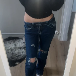 Mörkblå ripped jeans Gina Tricot - Säljer mina jeans från Gina, hålen har jag gjort själv. Strlk 164