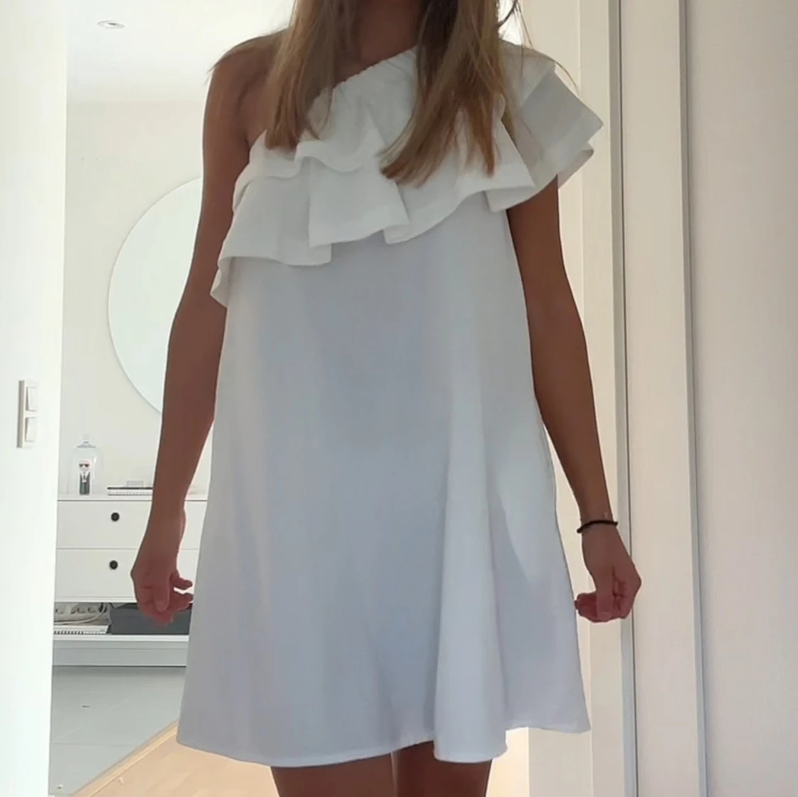 Vit oneshoulder klänning med volang - 2