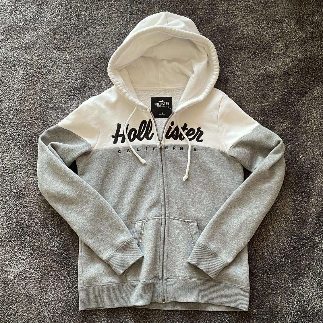 Grå och vit hoodie från Hollister