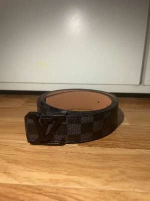 Svart randigt bälte 110 cm - Ett snyggt svart randigt bälte med ett svart spänne helt nyt och mycket bra kvalite 110cm