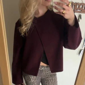 Vinröd one button jacka - Vinröd one button jacka från Ginatricot i storlek M. Använd endast några gånger💕
