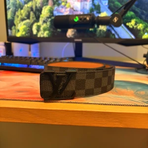 Svart Rutigt skärp - Utmärkt skick. Storlek 110.