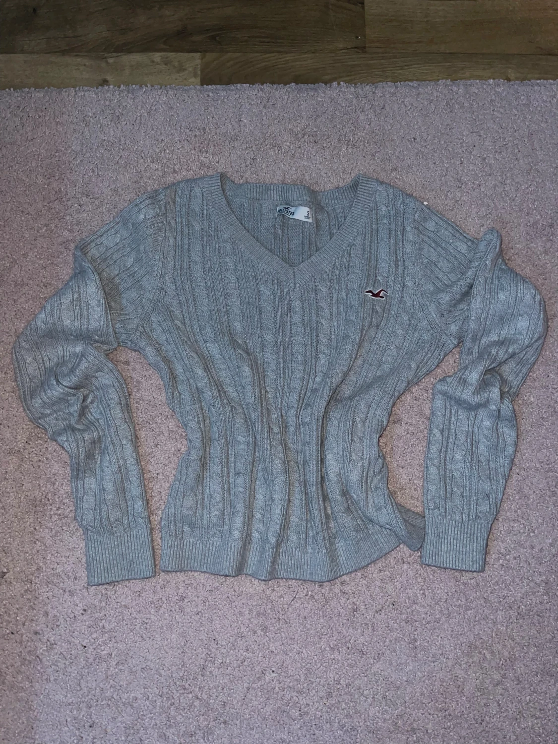 Grå stickad Hollister tröja v-ringad