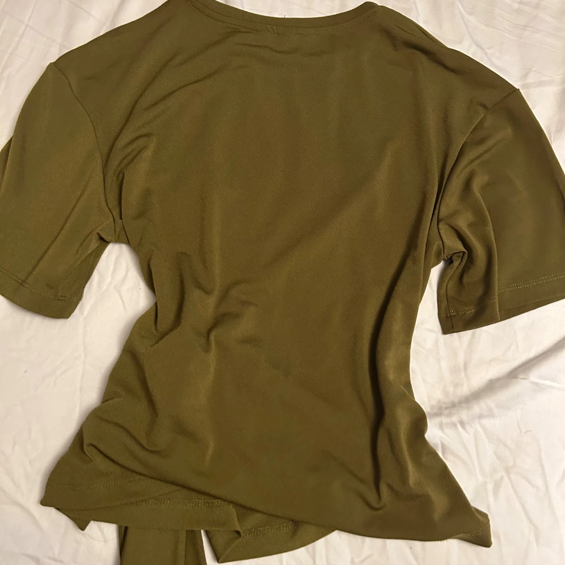 Olivgrön topp med knyt i midjan - 4