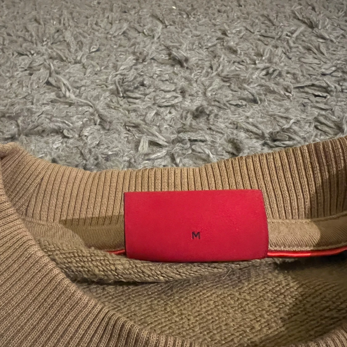 Beige sweatshirt från Hugo med logga - 4