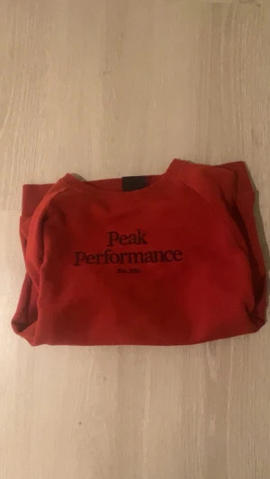 Peak Performance Tröja - Tjenare! Säljer nu denna peak performance tröjan pga att den är för liten. Pris kan diskuteras vid snabb affär!