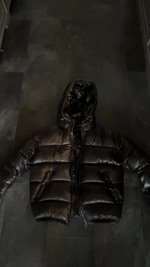 Zara Puffer Vinter Jacka - Tjena! Jag säljer nu min stilrena puffer jacket från Zara då jag inte får den till användning längre. Den är väldigt sparsamt använd och är i bra skick. Ny pris på denna är runt 1,200kr. Den är väldigt kyl tålig och stilren så den passar perfekt för dig som vill ha lite snygga kläder inför vintern. Storleken är Medium. Har du några extra frågor är det bara att hojta till!