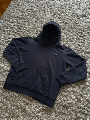 Mörkblå hoodie från Peak Performance, strl 170 - Snygg mörkblå hoodie från Peak Performance i strl 170 cm. Jättefint skick!